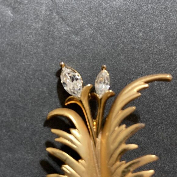 Brooch vintage gold tone leaf with crystals - Picture 3 of 4